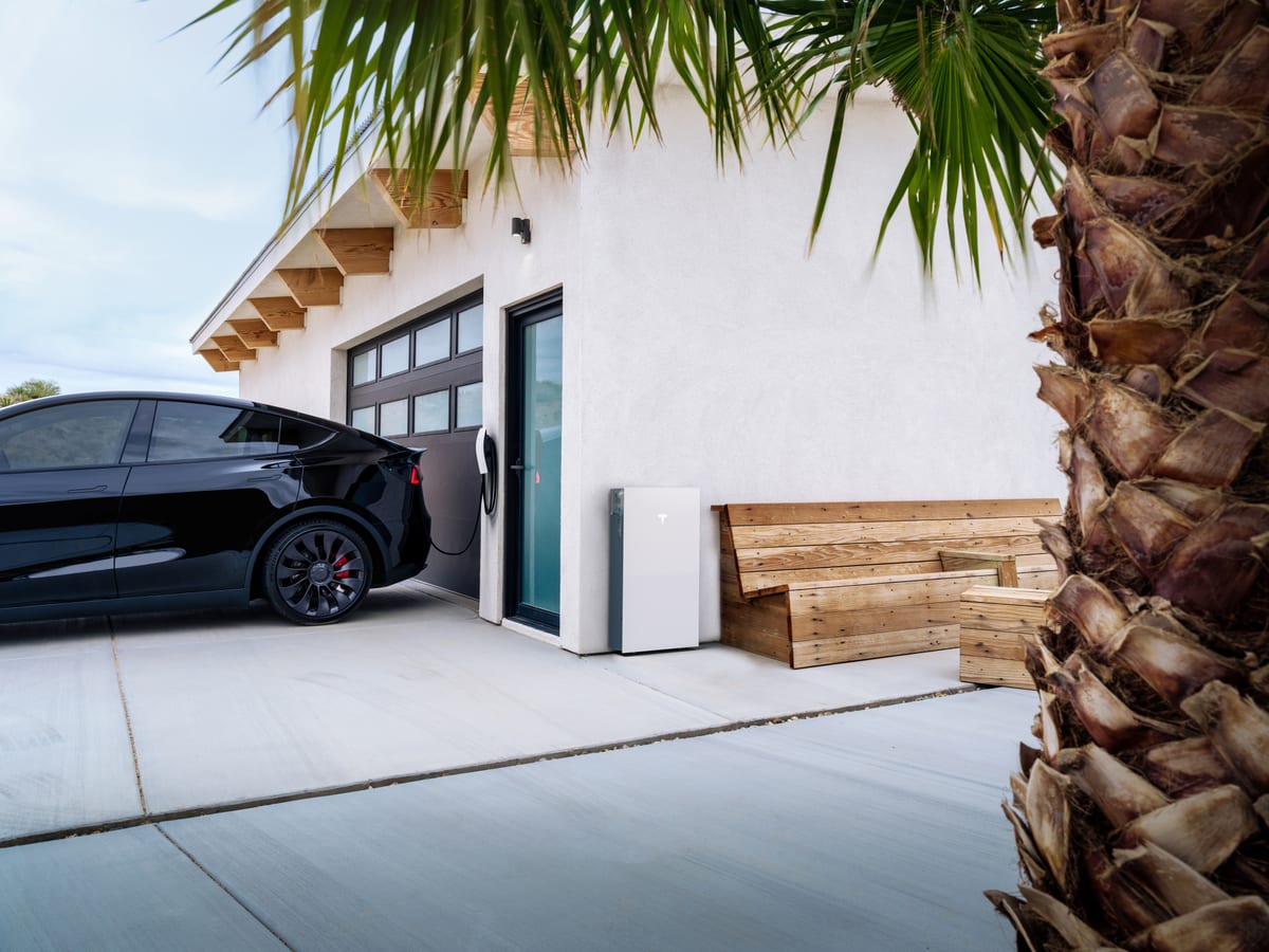 Véhicule électrique branché à une borne installée par Raycom