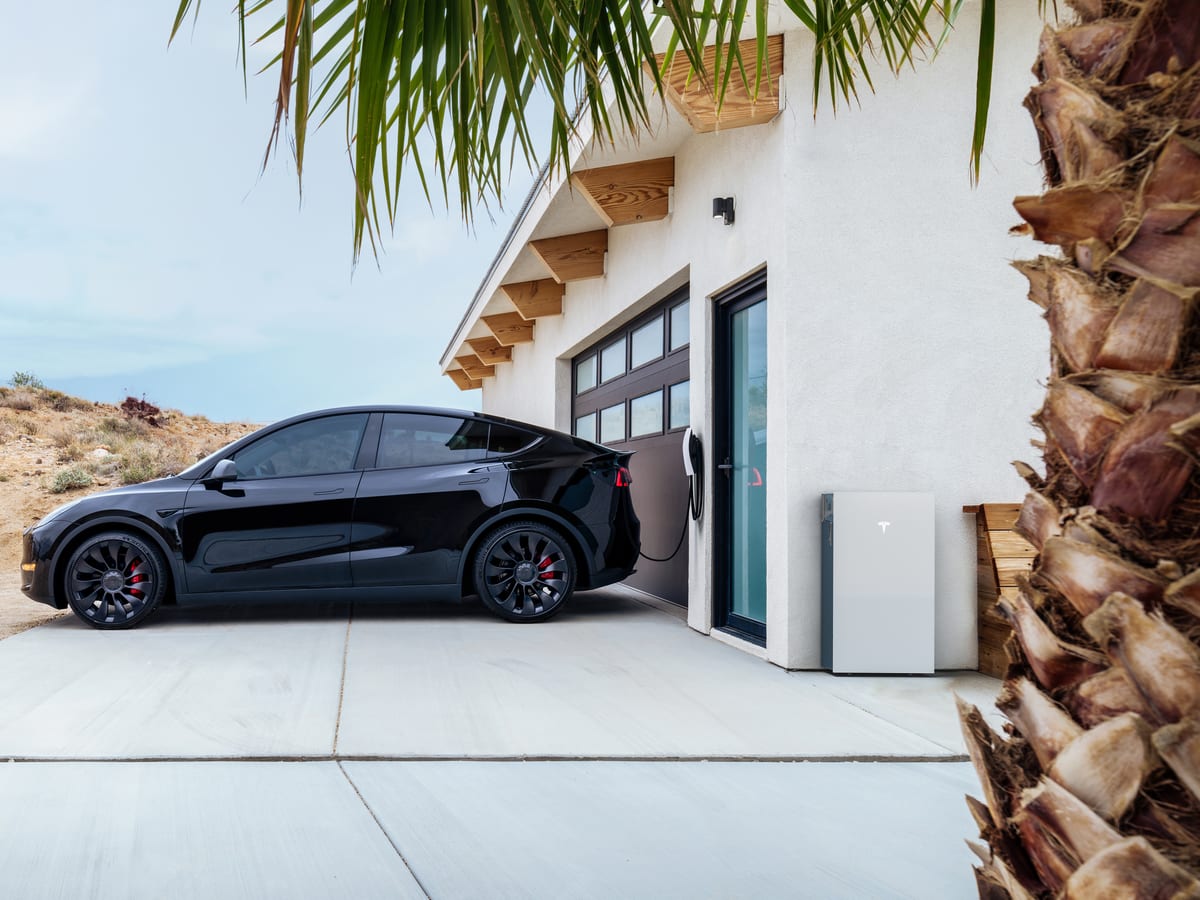 Tesla branchée à sa borne de recharge à domicile