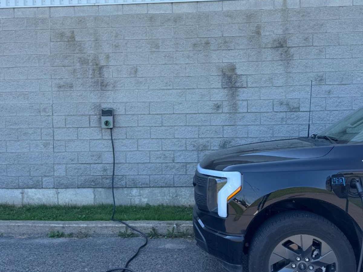 Camion électrique (F-150) branché à une borne installée par Raycom